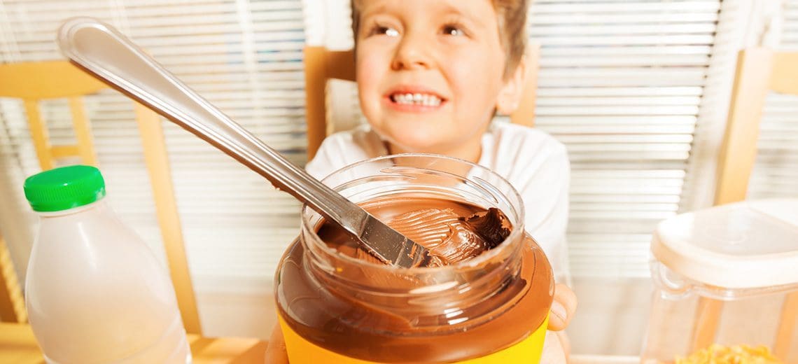 ילד מחזיק ממרח שוקולד ובוכה